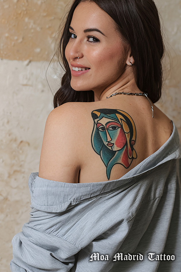 Diseños de tatuajes con IA: tattoo inspirado en Picaso en omóplato de mujer