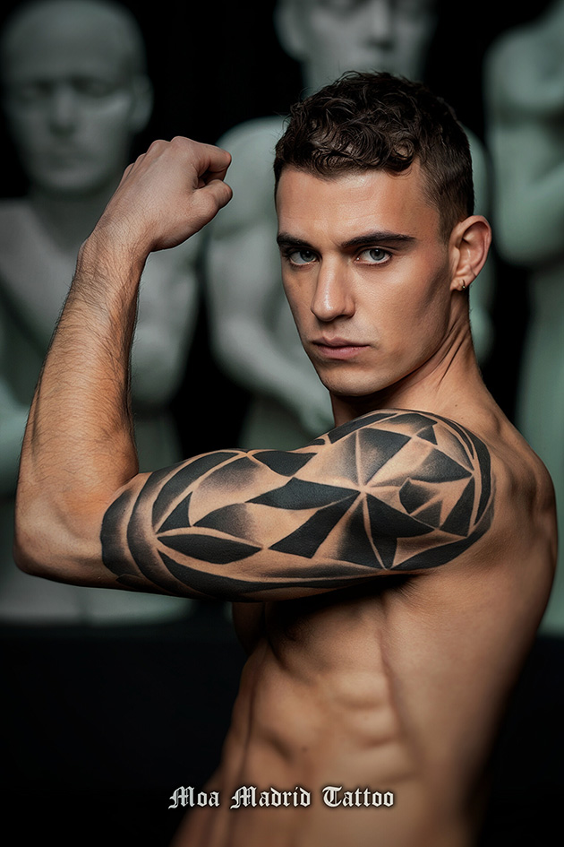 Diseños de tatuajes con IA: tatuaje de inspiración cubista enel brazo