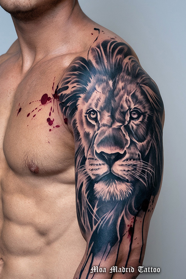 Diseños de tatuajes con IA: tatuaje de león moderno en el brazo