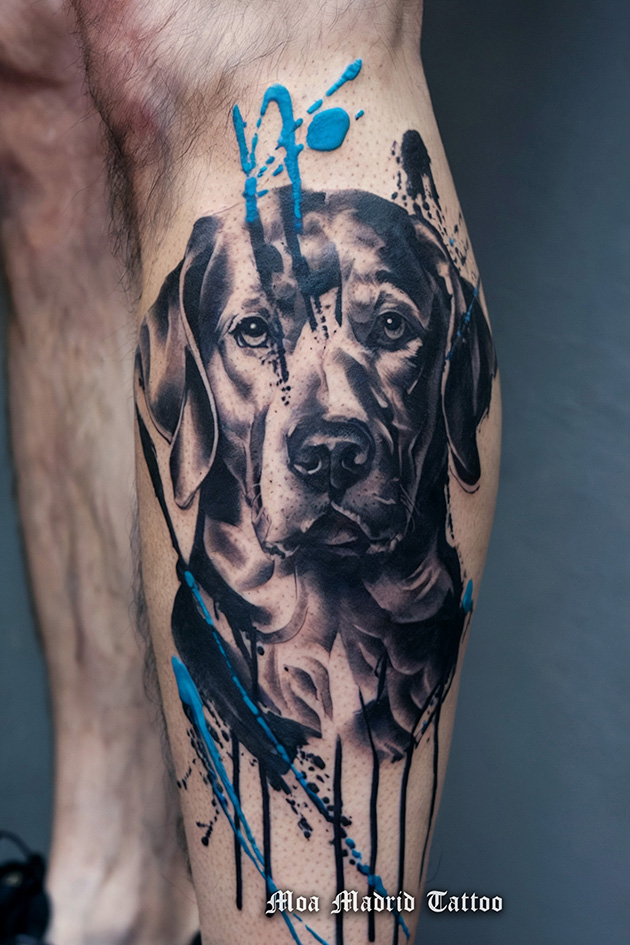 Diseños de tatuajes con IA: tatuaje de moderno retrato de perro en el brazo