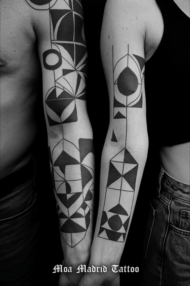 Diseños de tatuajes con IA: tattoos abstractos en los brazo para hombre y mujer