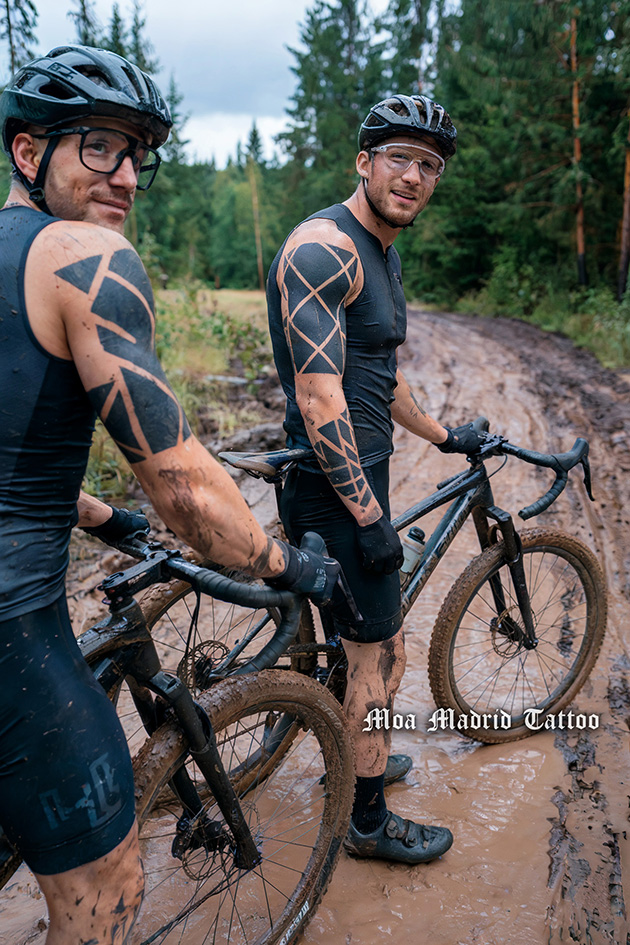 Diseños de tatuajes con IA: tatuajes geométricos en brazo de hombre