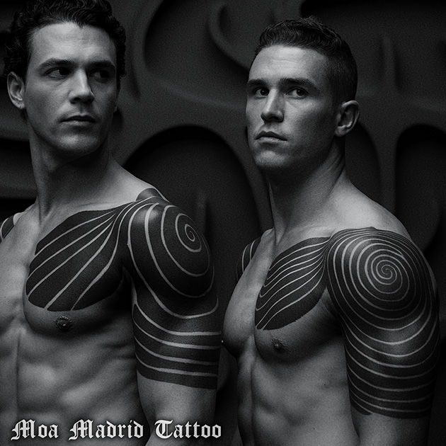 Diseños de tataujes IA estilo op-art en pectoral y hombro