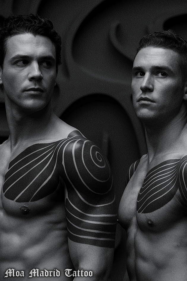 Diseños de tatuajes con IA: Tattoos op-art en pectoral y hombro