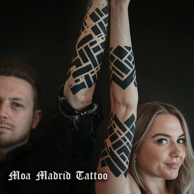 Doble tatuaje IA geométrico para hombre y mujer