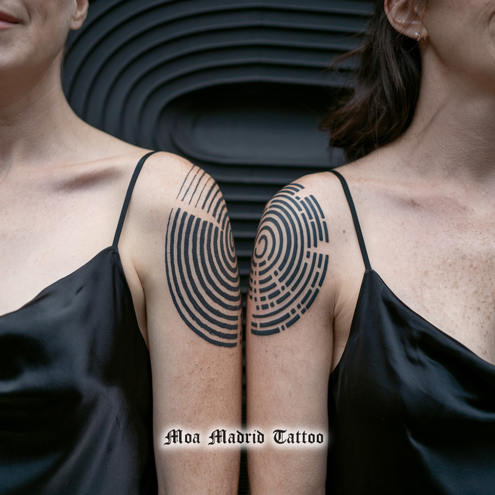 Doble tatuaje IA en los hombros para mujer