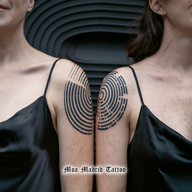 Doble tatuaje IA en hombros de mujer