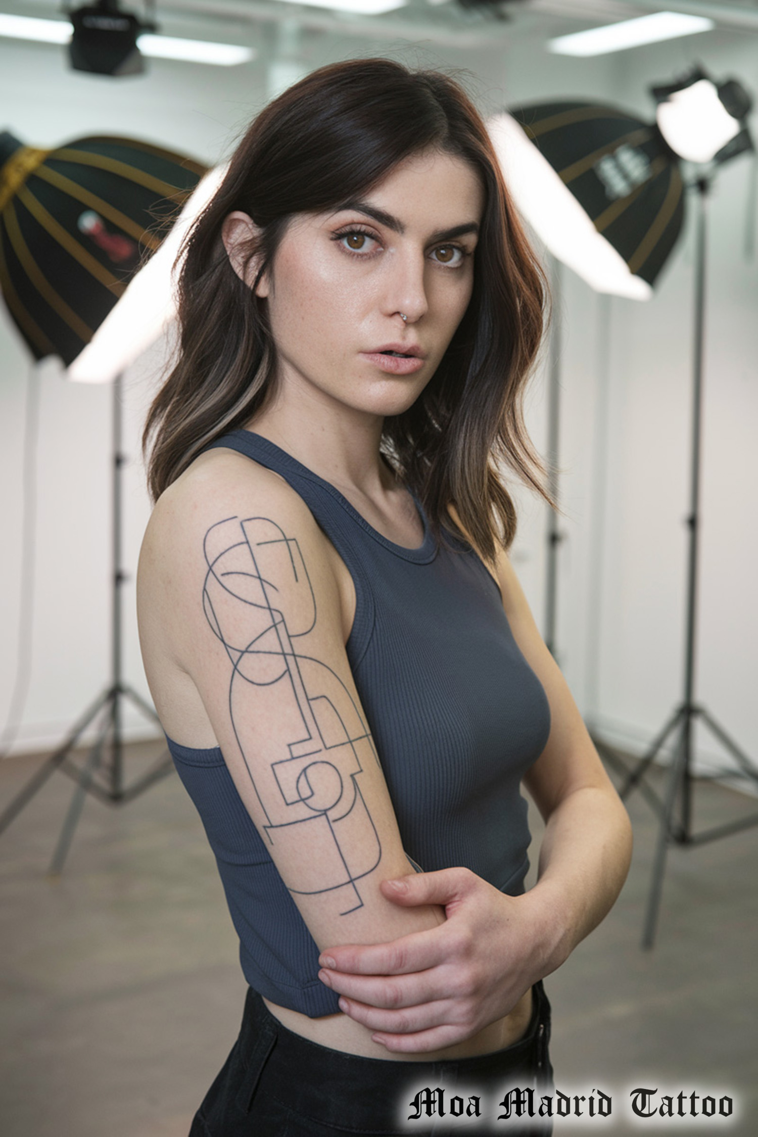 Tatuaje IA de líneas finas para mujer