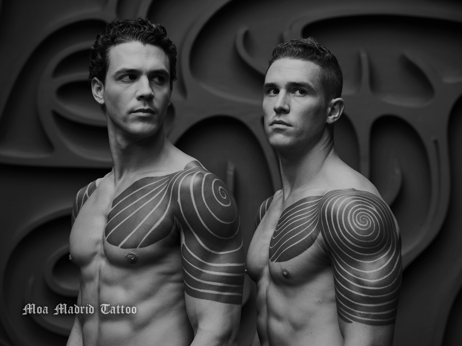 Diseños de tatuajes IA estilo op-art en pectoral y hombro