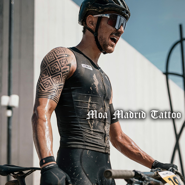 Tatuaje IA abstracto de cuadrados para hombre