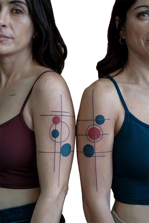 Tatuaje IA abstracto doble en mujeres