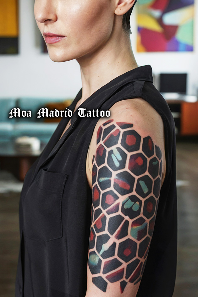 Diseños de tatuajes con IA: Tattoo abstracto de hexágonos para mujer