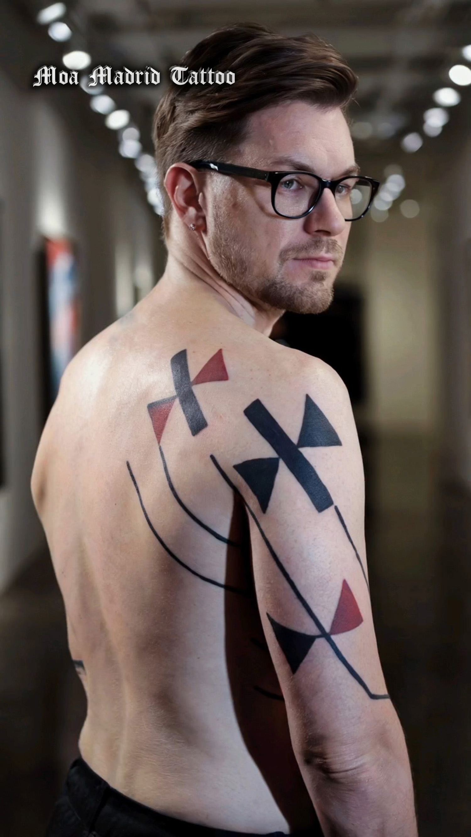 Tatuaje IA de arte moderno en el hombro