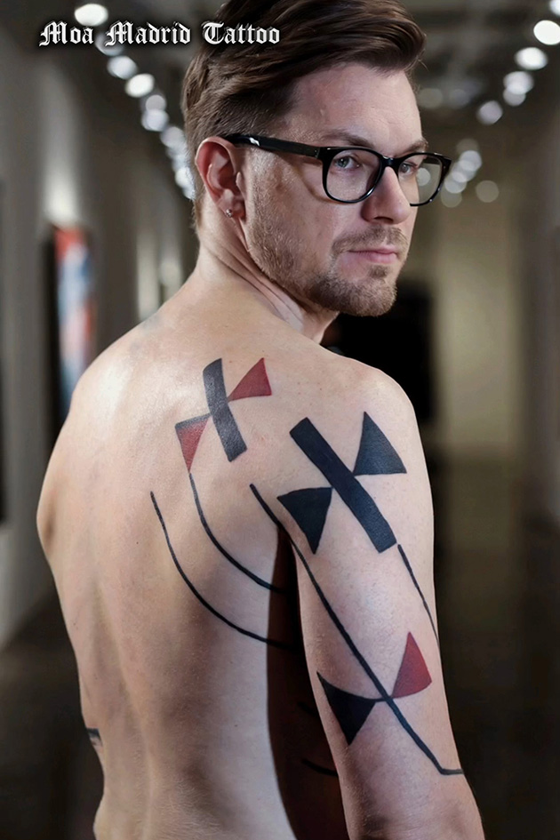 Diseños de tatuajes con IA: Tattoo de arte moderno en el hombro