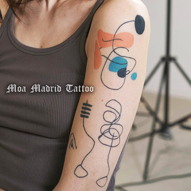 Tatuaje IA estilo Miró mujer