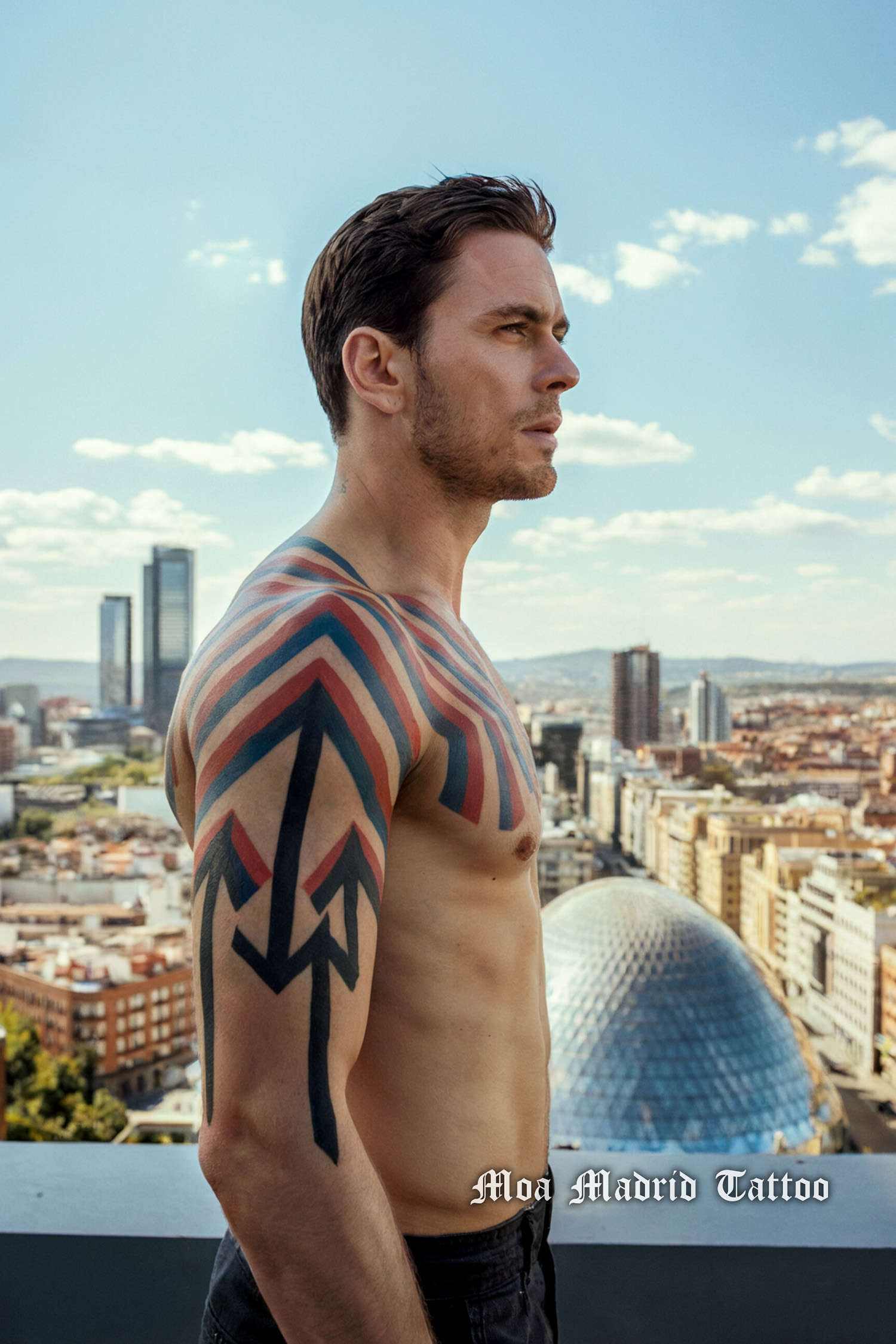 Tatuaje IA con flechas en Madrid