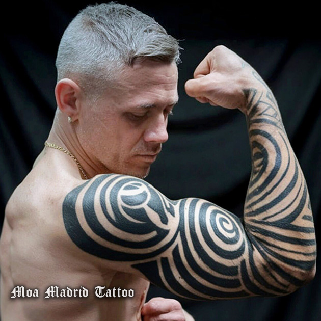 Tatuaje IA siguiendo formas de hombro y brazo