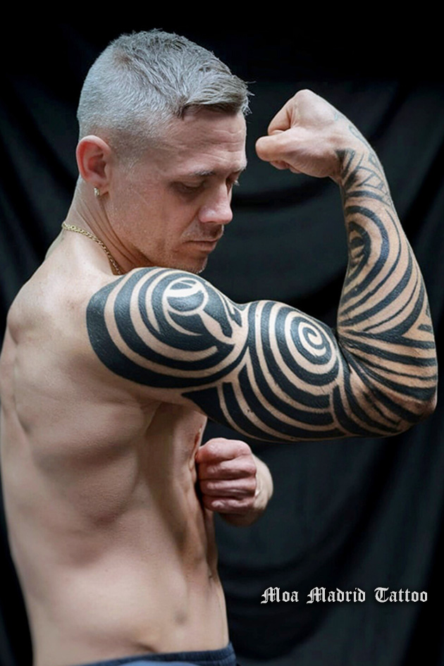 Diseños de tatuajes con IA: tattoo que resalta las formas del hombro y el brazo