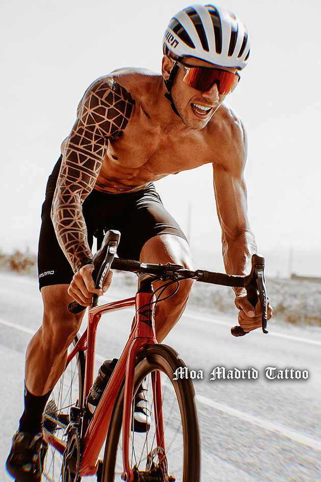 Tatuaje IA geométrico de brazo entero