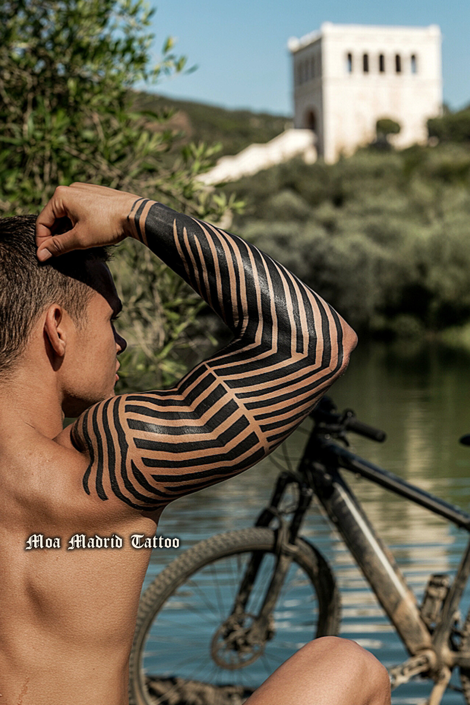 Tatuaje IA lineas negras paralelas brazo hombre