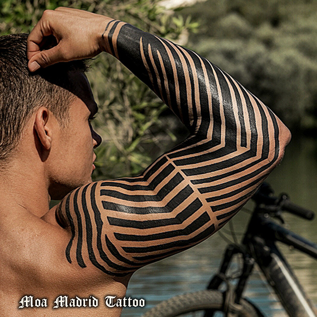 Tatuaje IA de líneas negras paralelas brazo para hombre