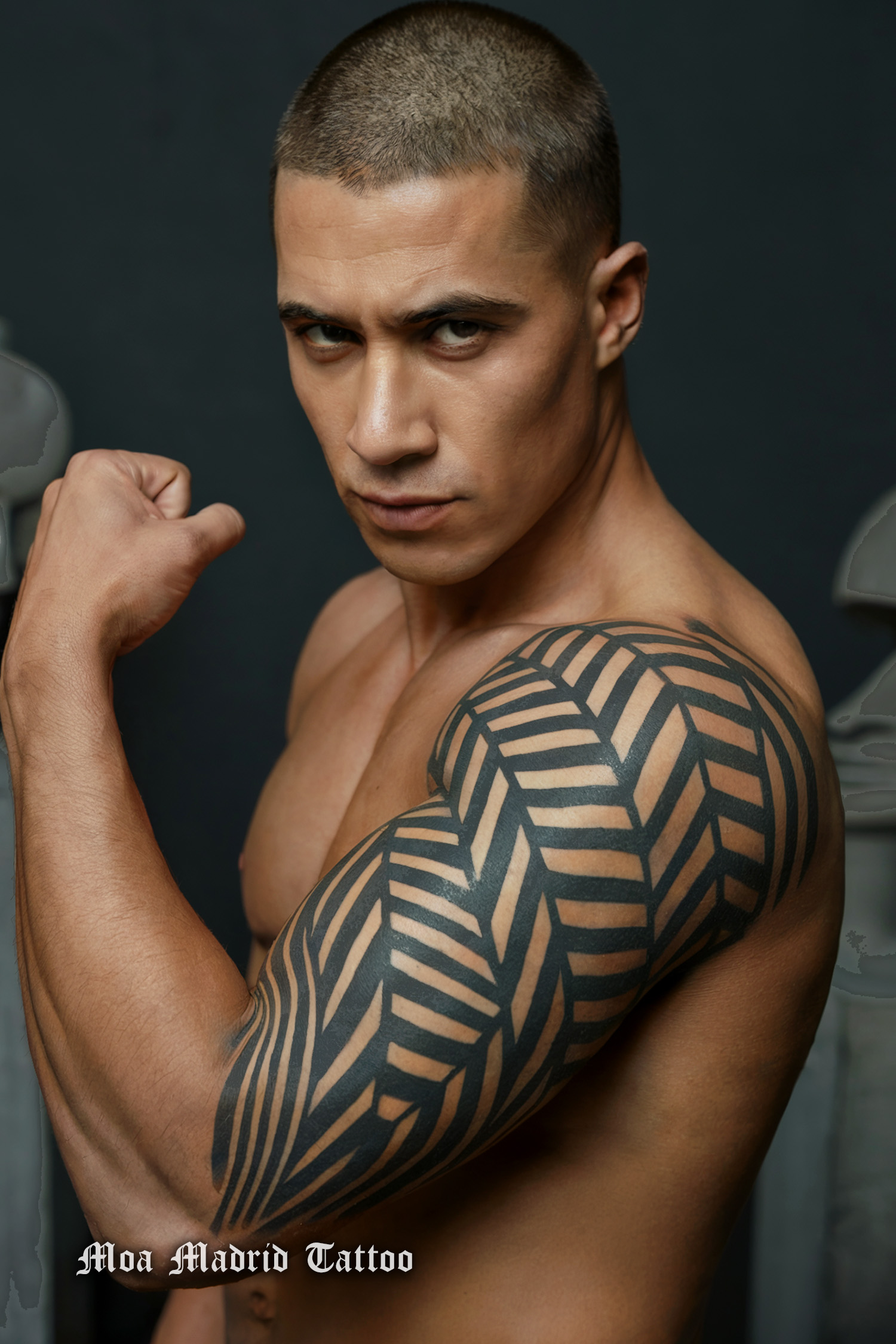 Tatuaje IA con diseño de modernas líneas diagonales