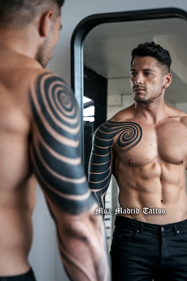 Diseños de tatuajes con IA: Tattoo op-art con espirales en brazo y pecho