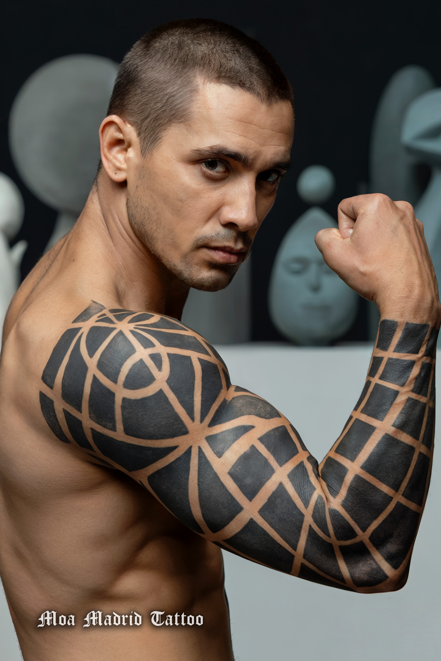 Tatuaje IA siguiendo formas músculos del brazo