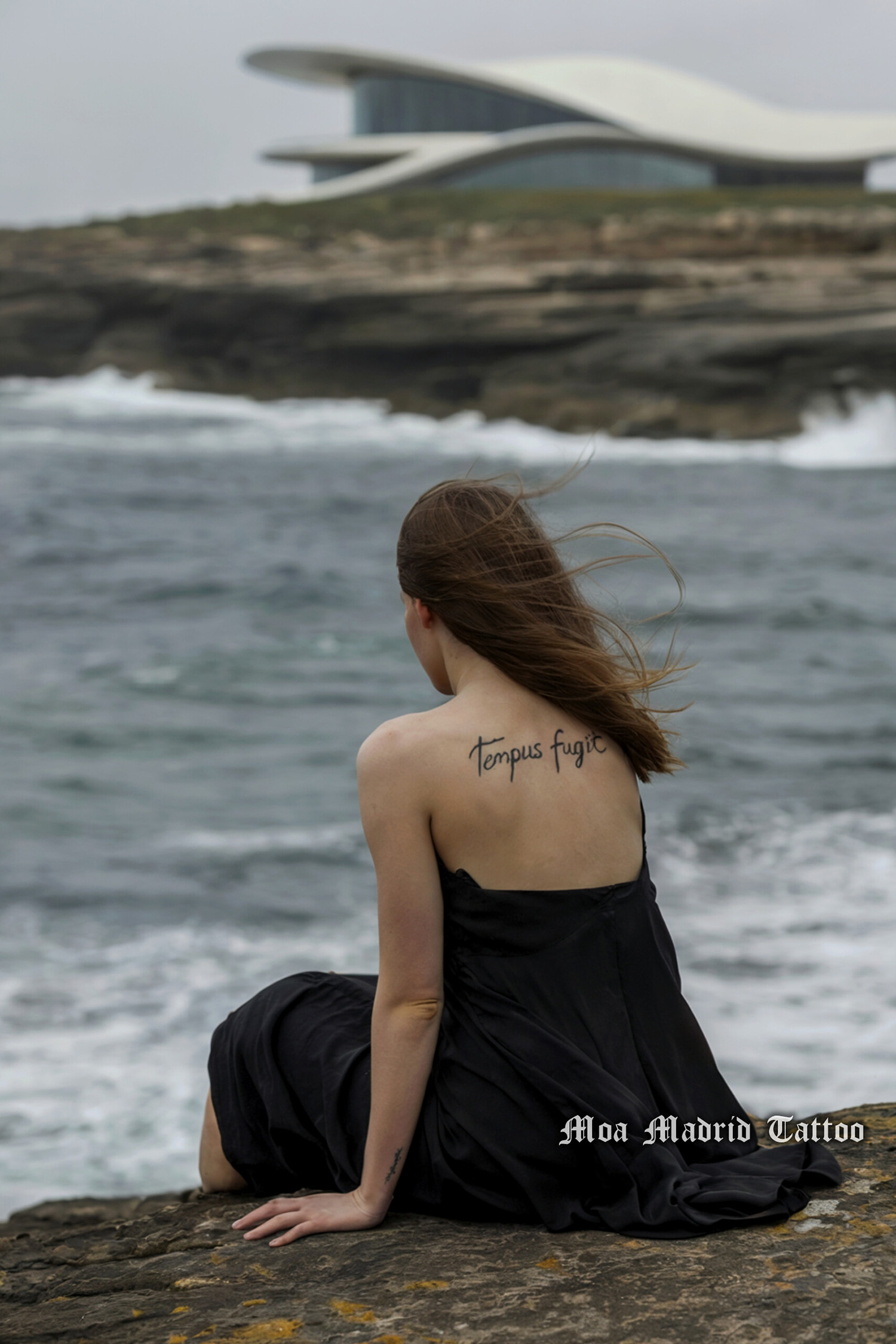 Tatuaje IA Tempus Fugit espalda mujer