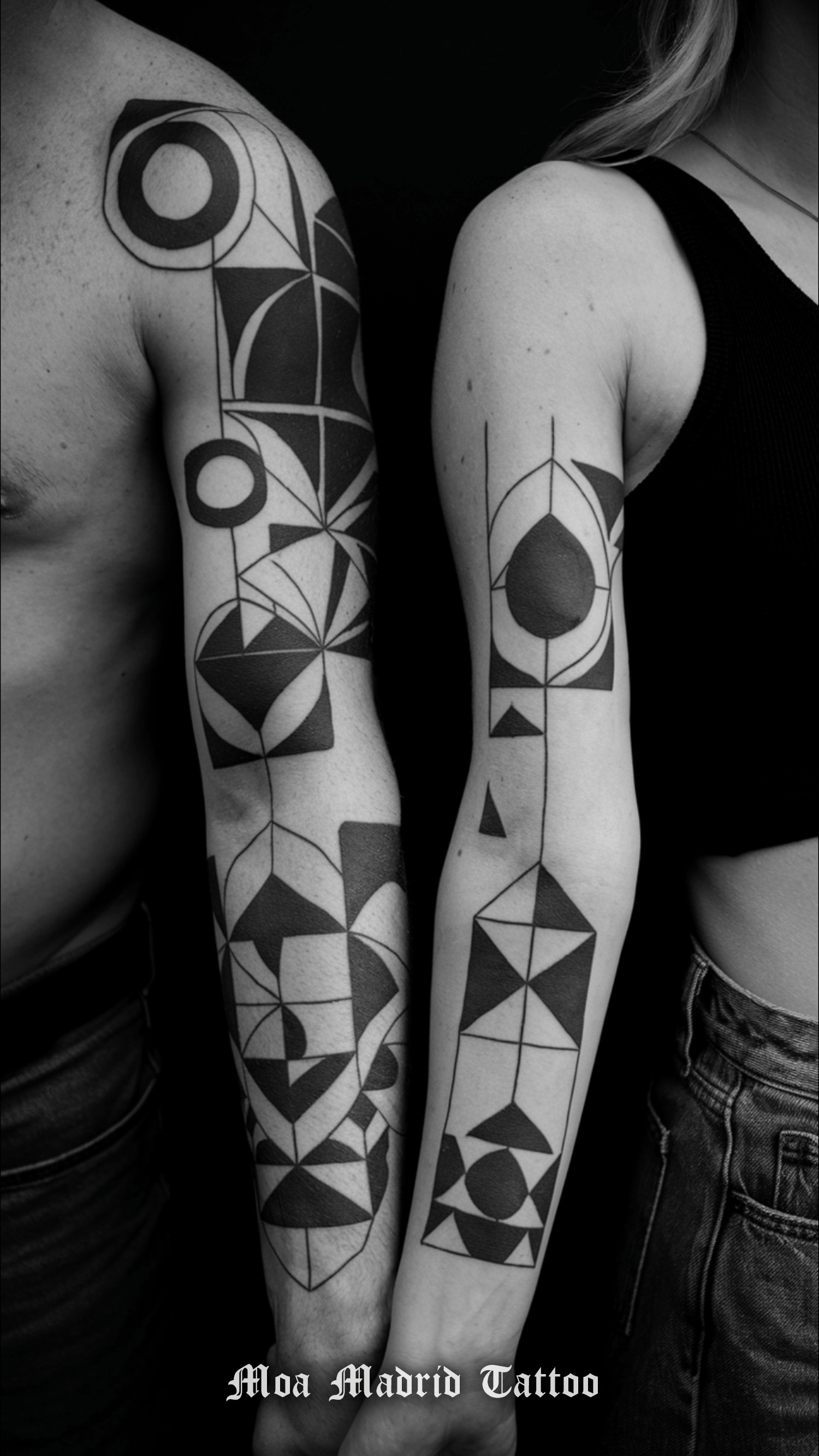Tatuajes IA abstractos en brazos de hombre y mujer