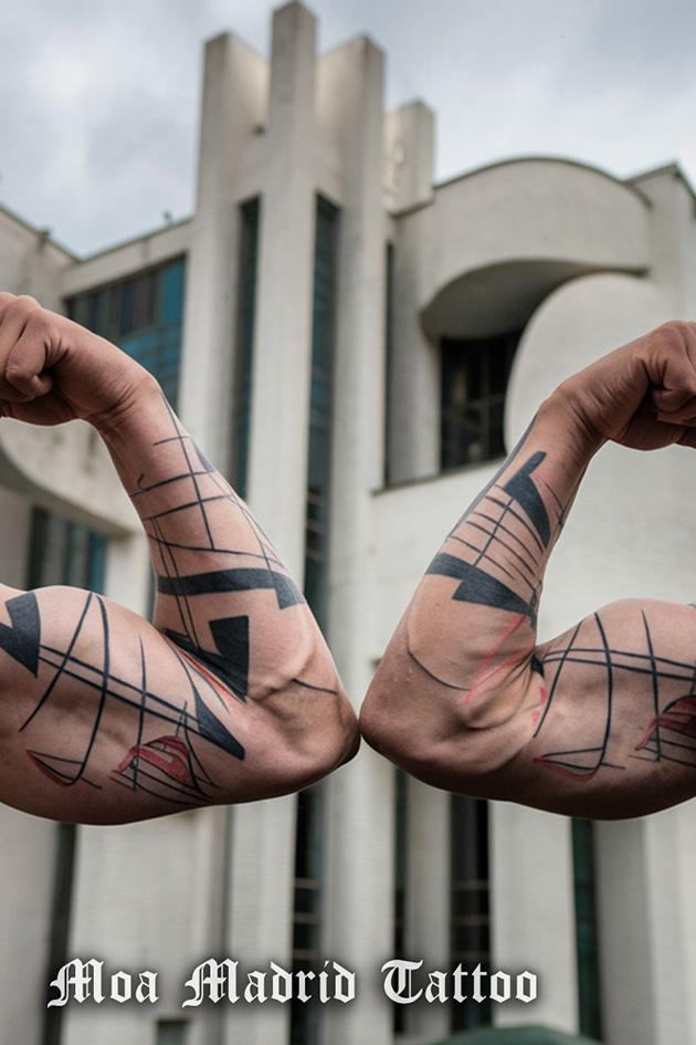 Tatuaje IA abstractos en brazos de hombre