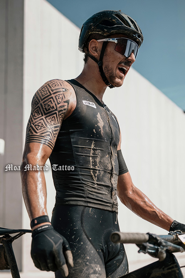 Diseños de tatuajes con IA: Tattoo abstracto con formas cuadradas para hombre