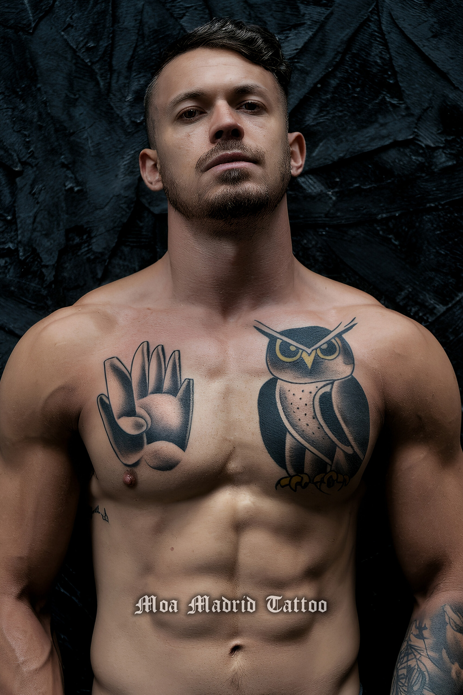 Tatuajes IA cubismo en pecho mano buho