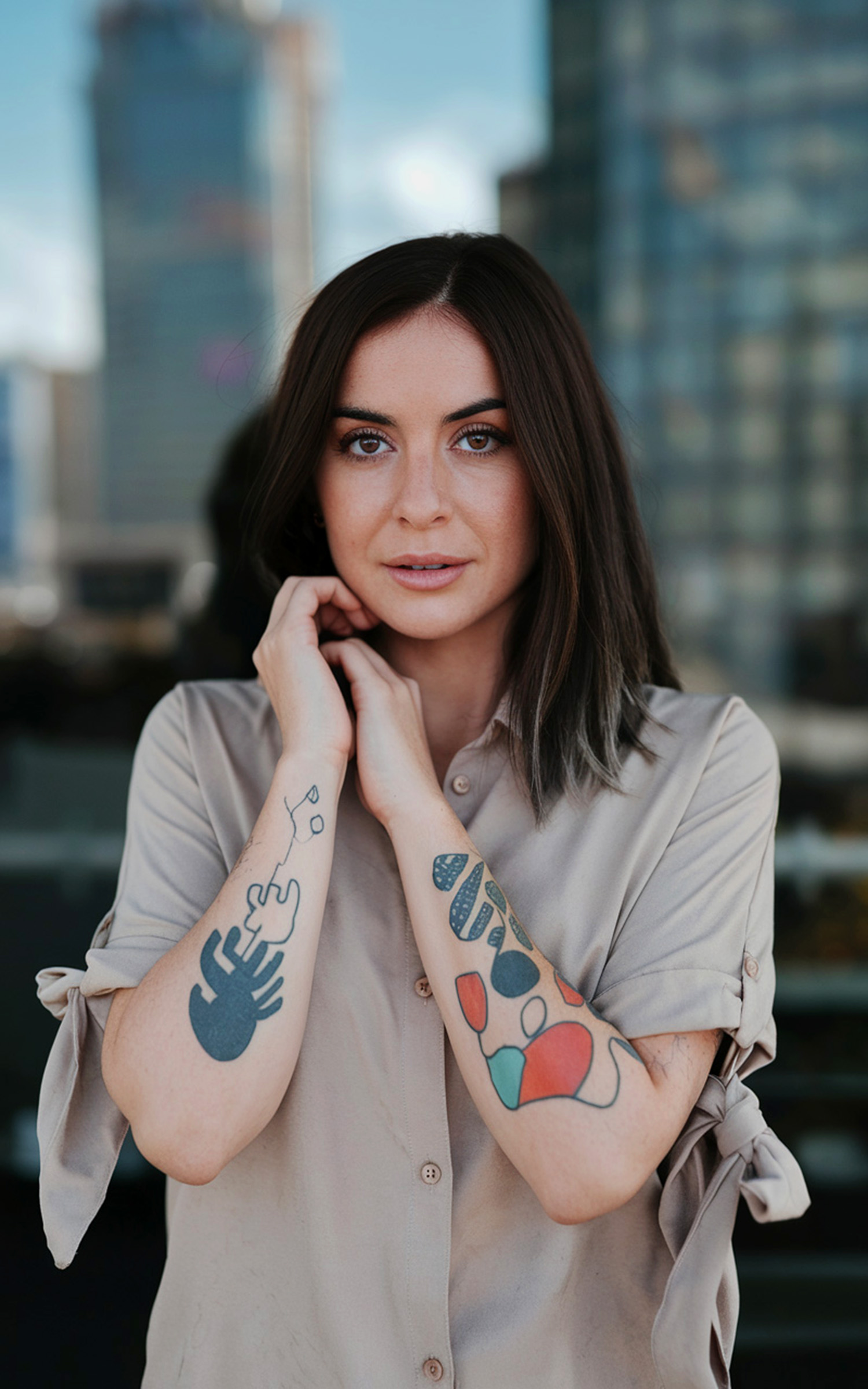 Tatuaje IA estilo Miró en mujer
