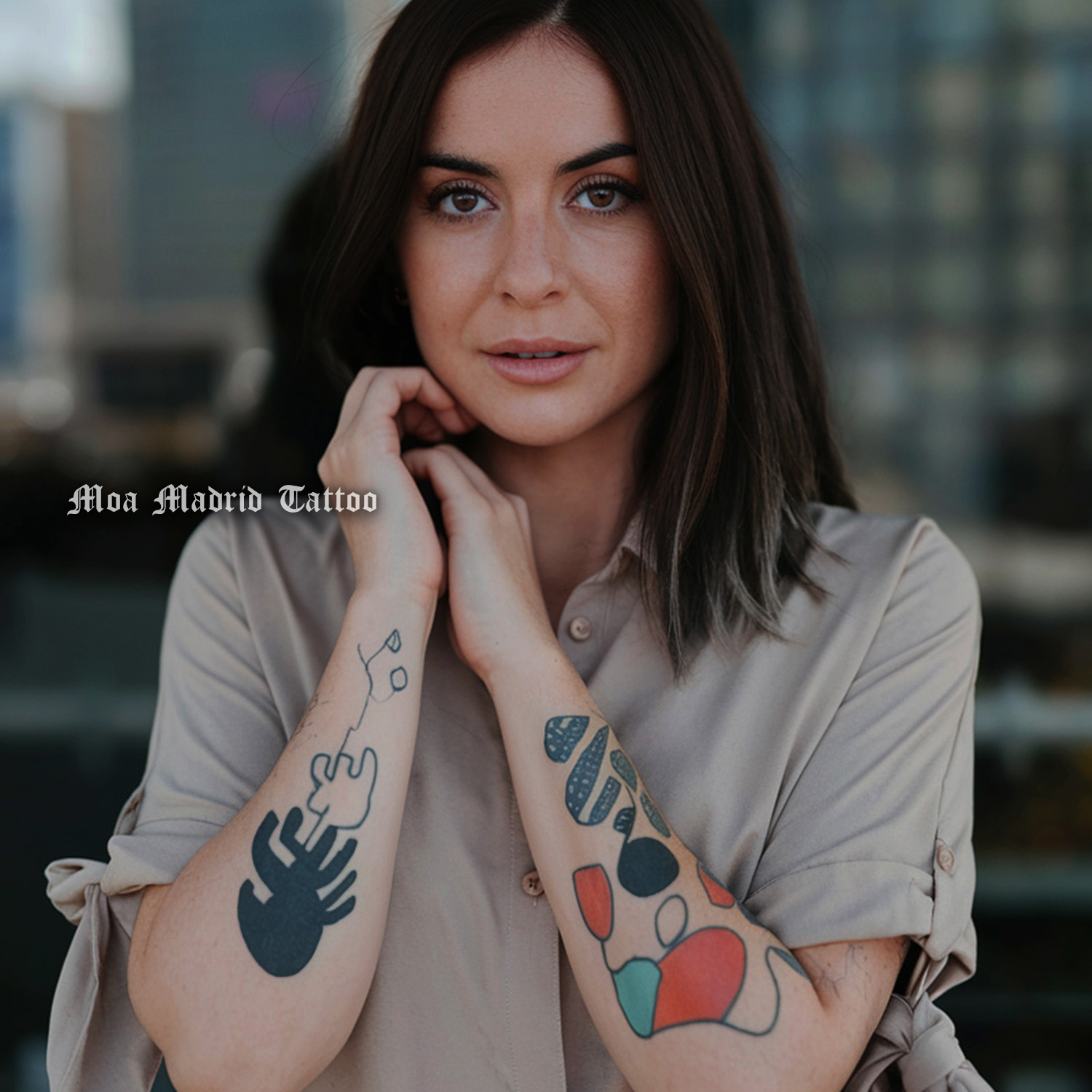 Tatuaje IA estilo Miró en mujer