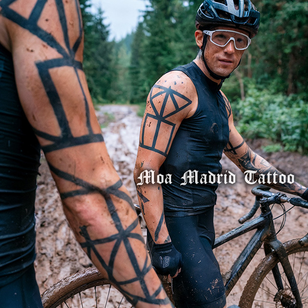 Tatuajes IA de figuras geométricas brazo