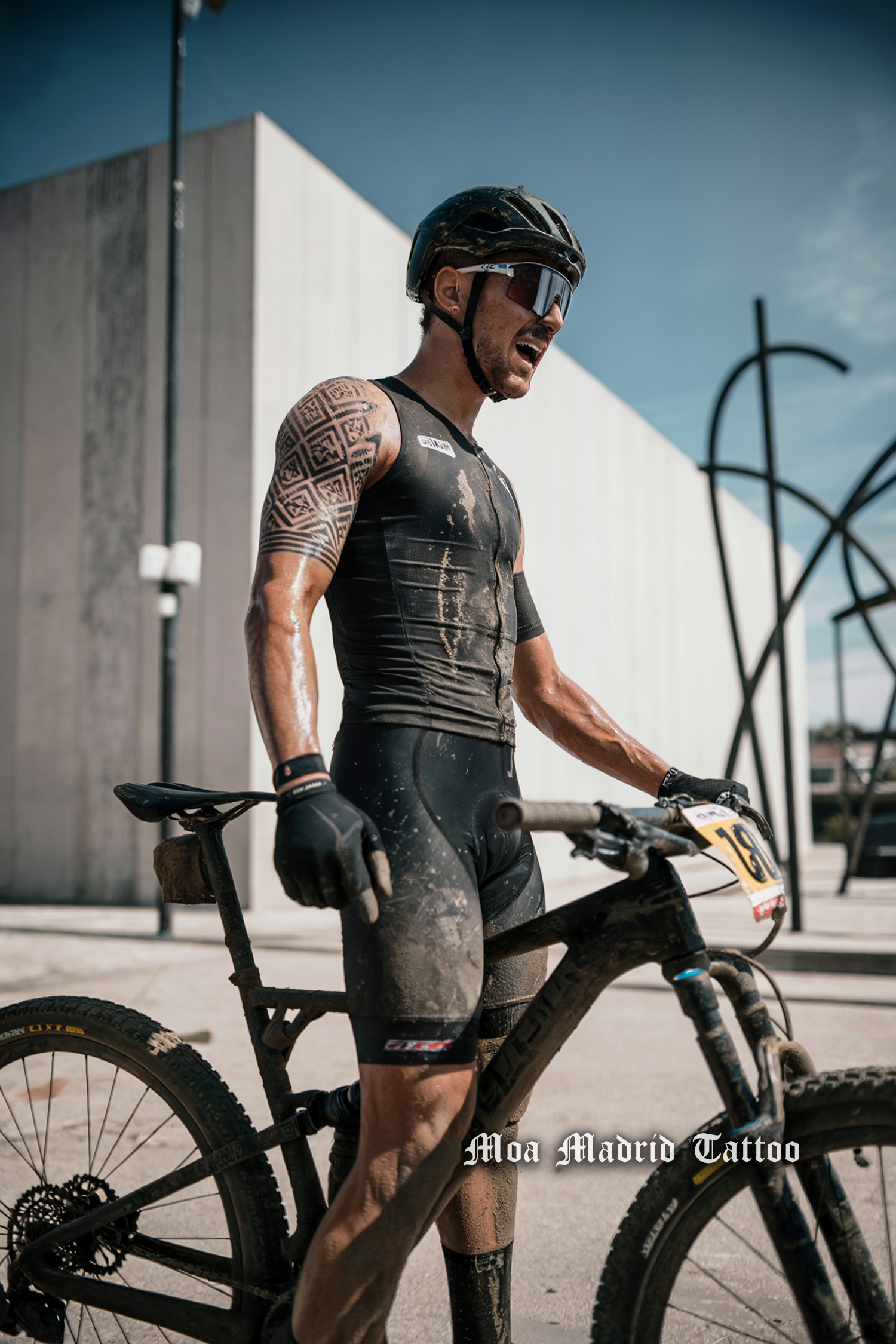 Tatuaje IA abstracto de cuadrados para hombre