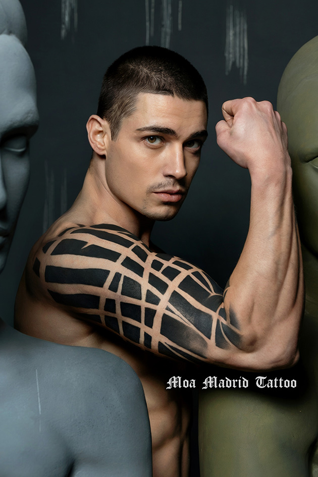 Tatuaje IA abstracto con amplias zonas negras