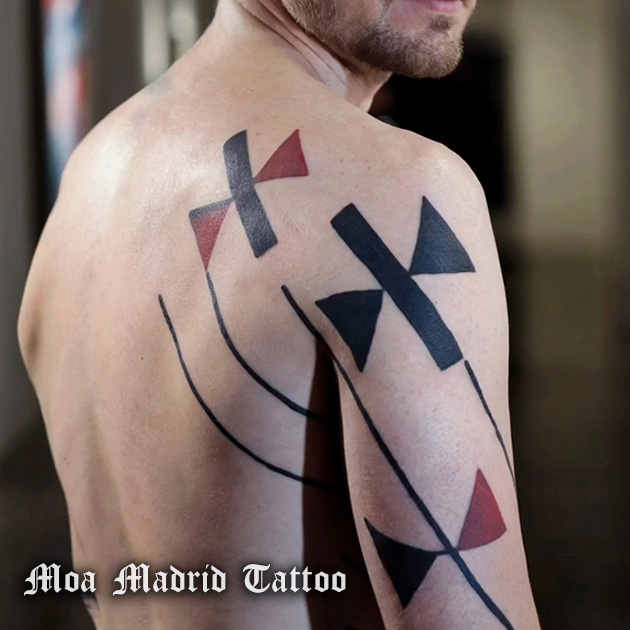 Tatuaje IA de arte moderno hombro