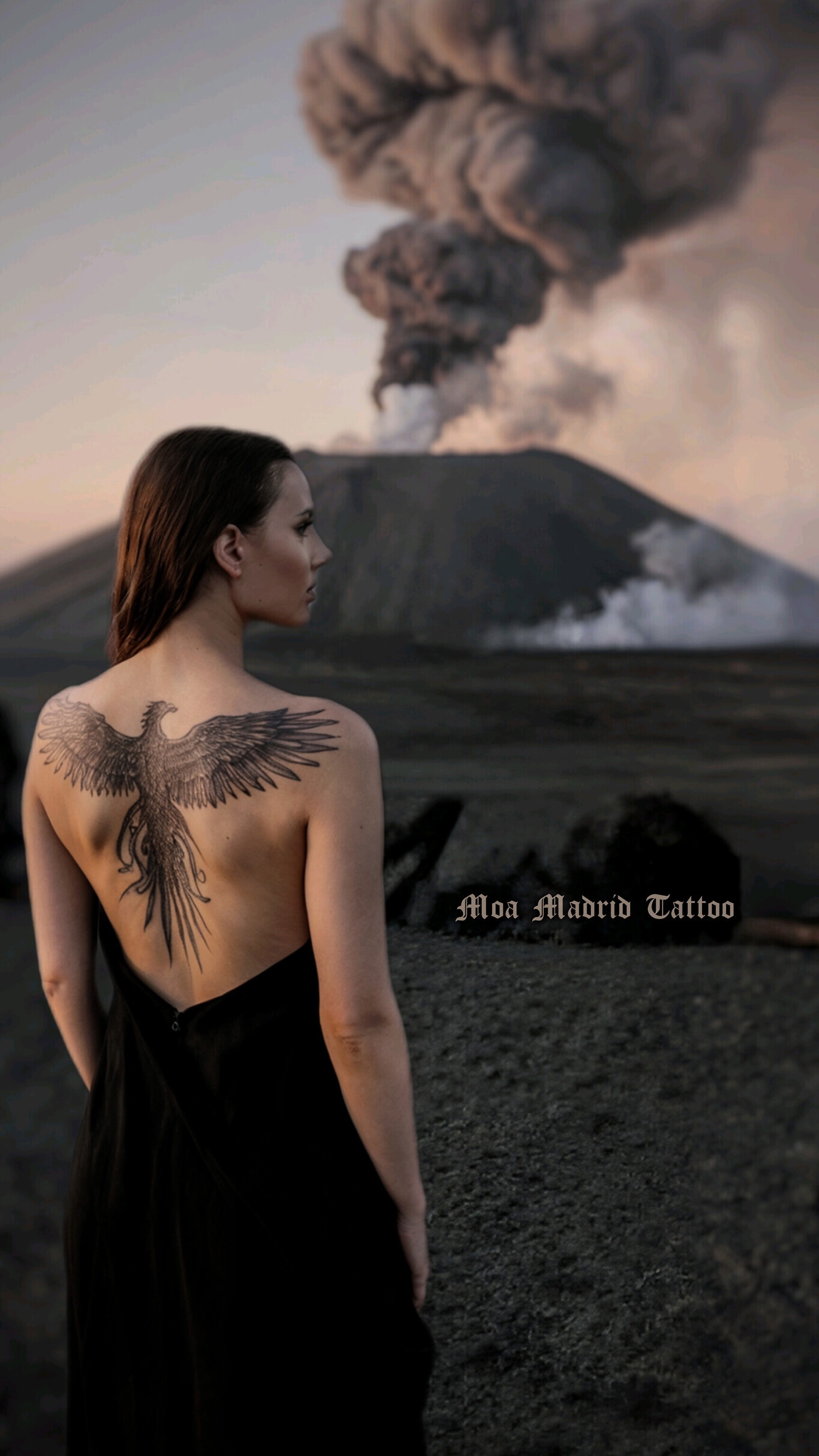 Tatuaje IA de ave fénix en espalda de mujer