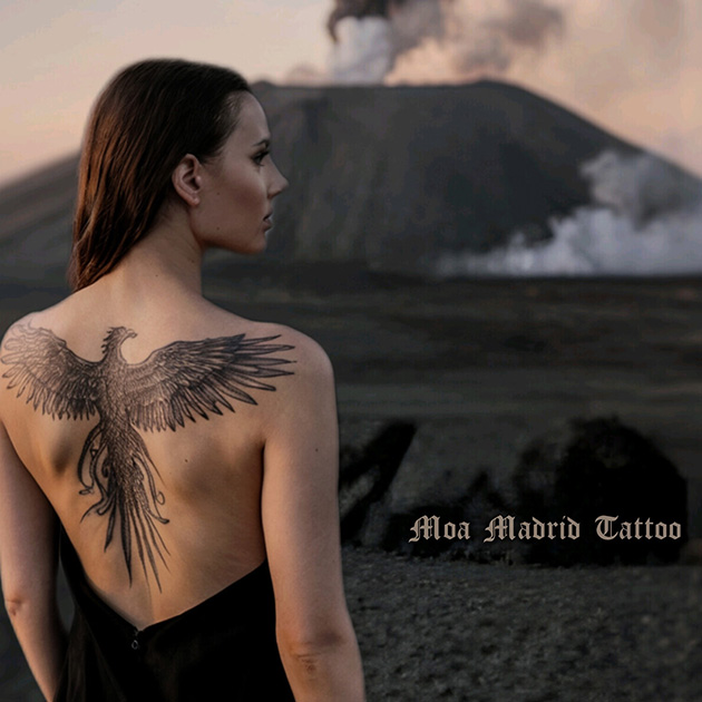 Tatuaje IA de ave fénix en espalda de mujer
