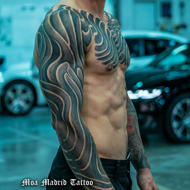 Tatuaje IA de brazo entero y pectorales