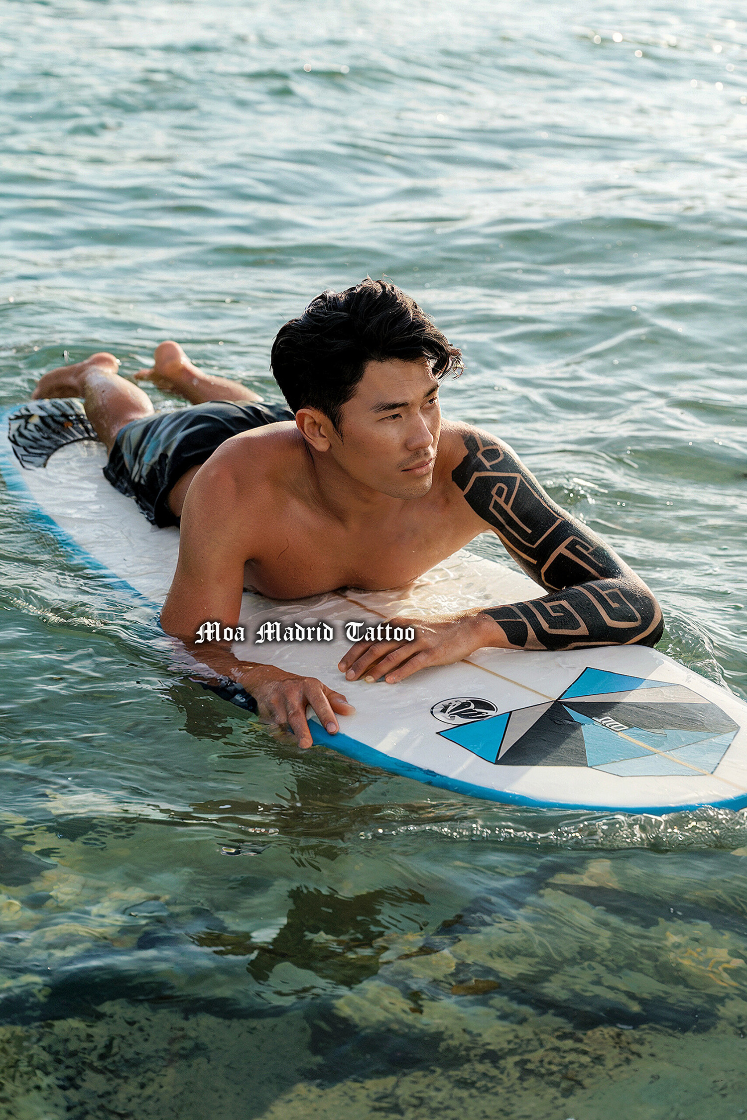 Tatuaje IA de brazo polinesio: surf