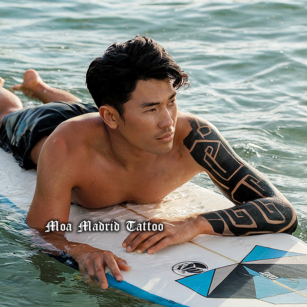Tatuaje IA de brazo polinesio: surf