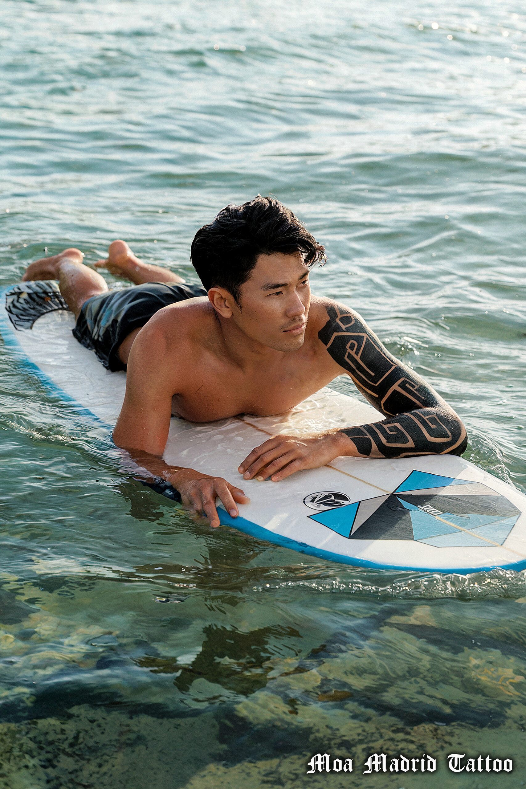 Tatuaje IA en el brazo, polinesio, surf