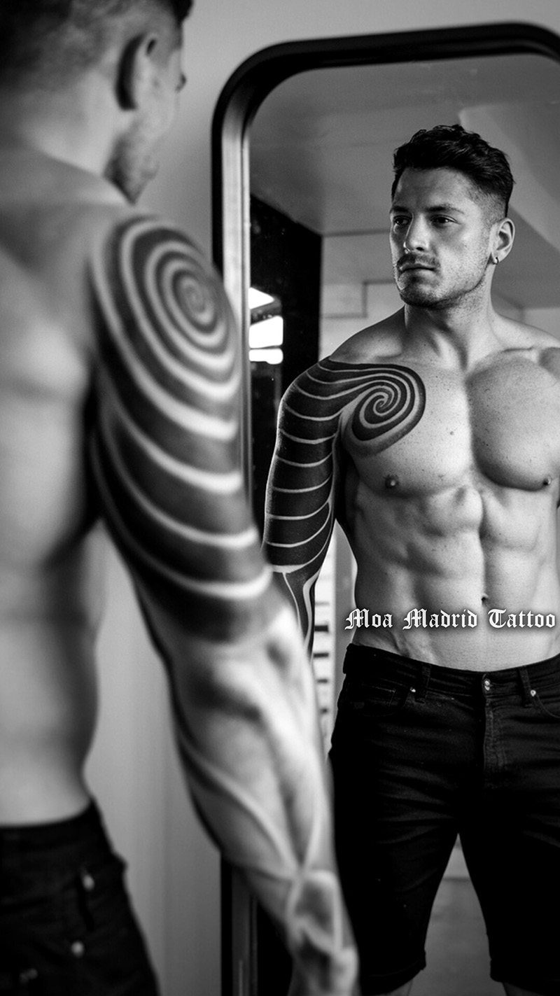 Tatuaje IA de espirales op-art bn