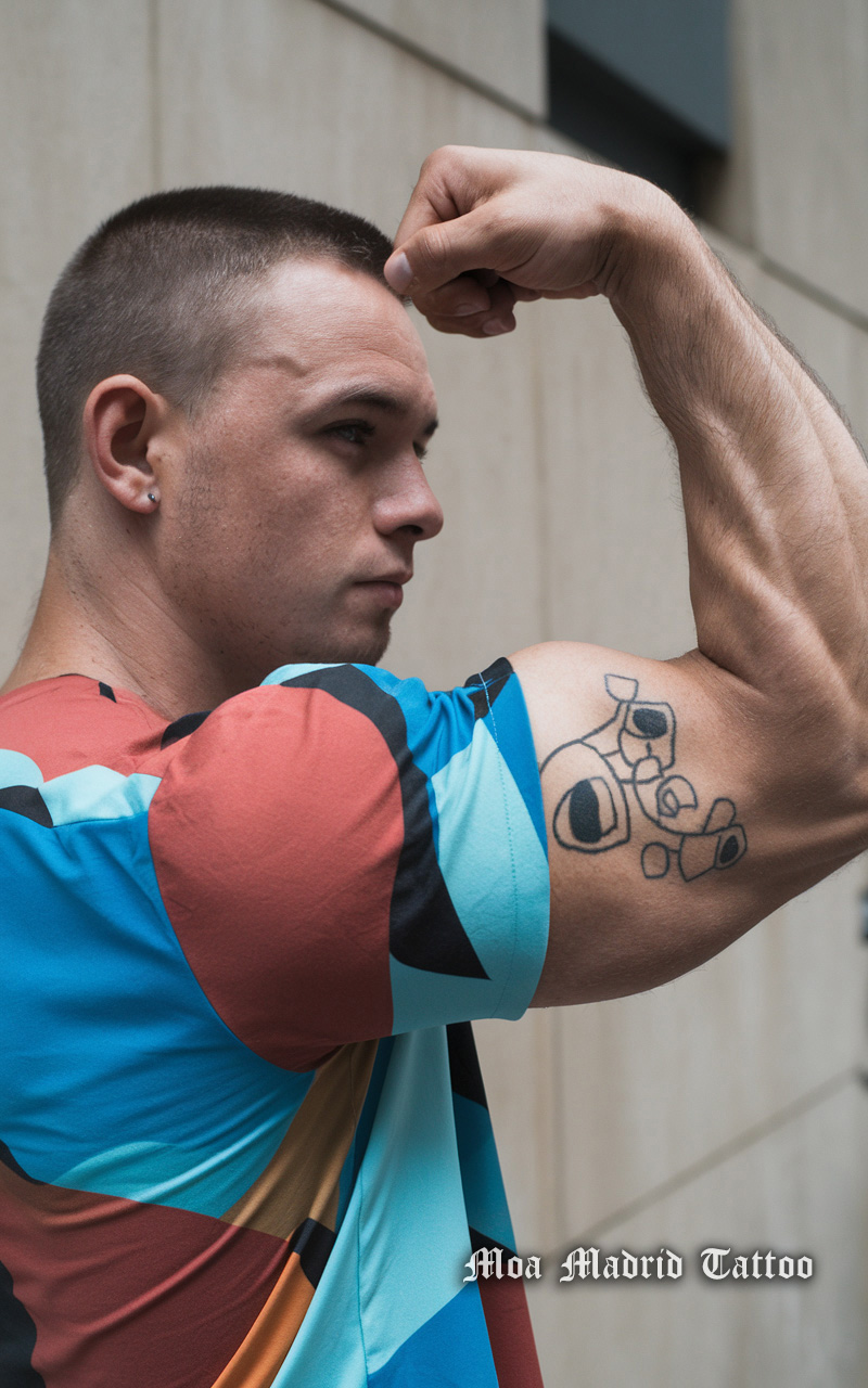 Tatuaje IA estilo Miró en el bíceps