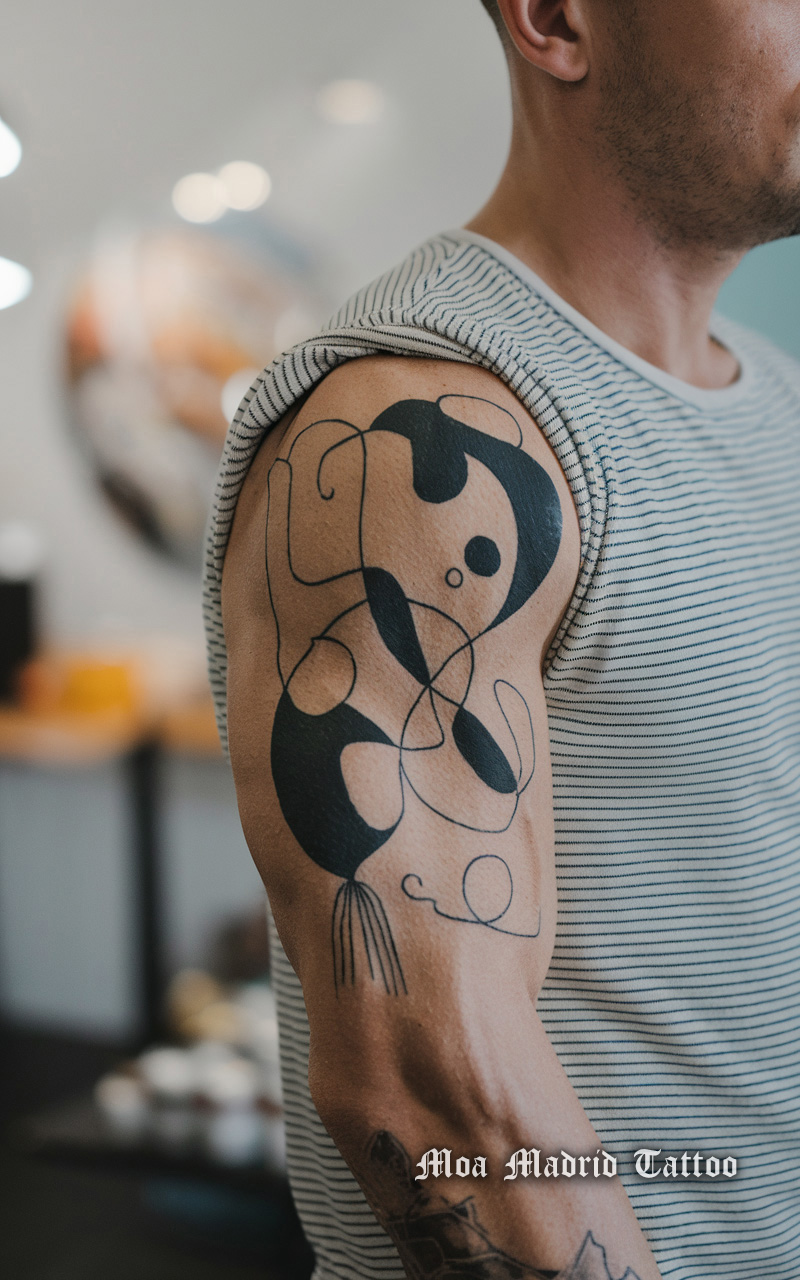 Tatuaje IA estilo Miró en hombre