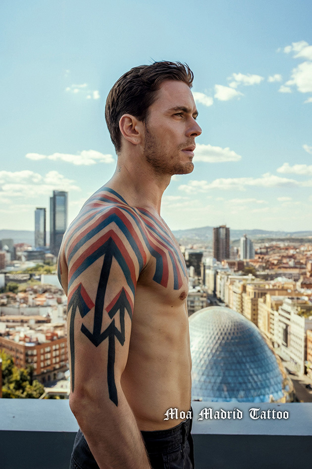 Tatuaje IA con flechas en Madrid