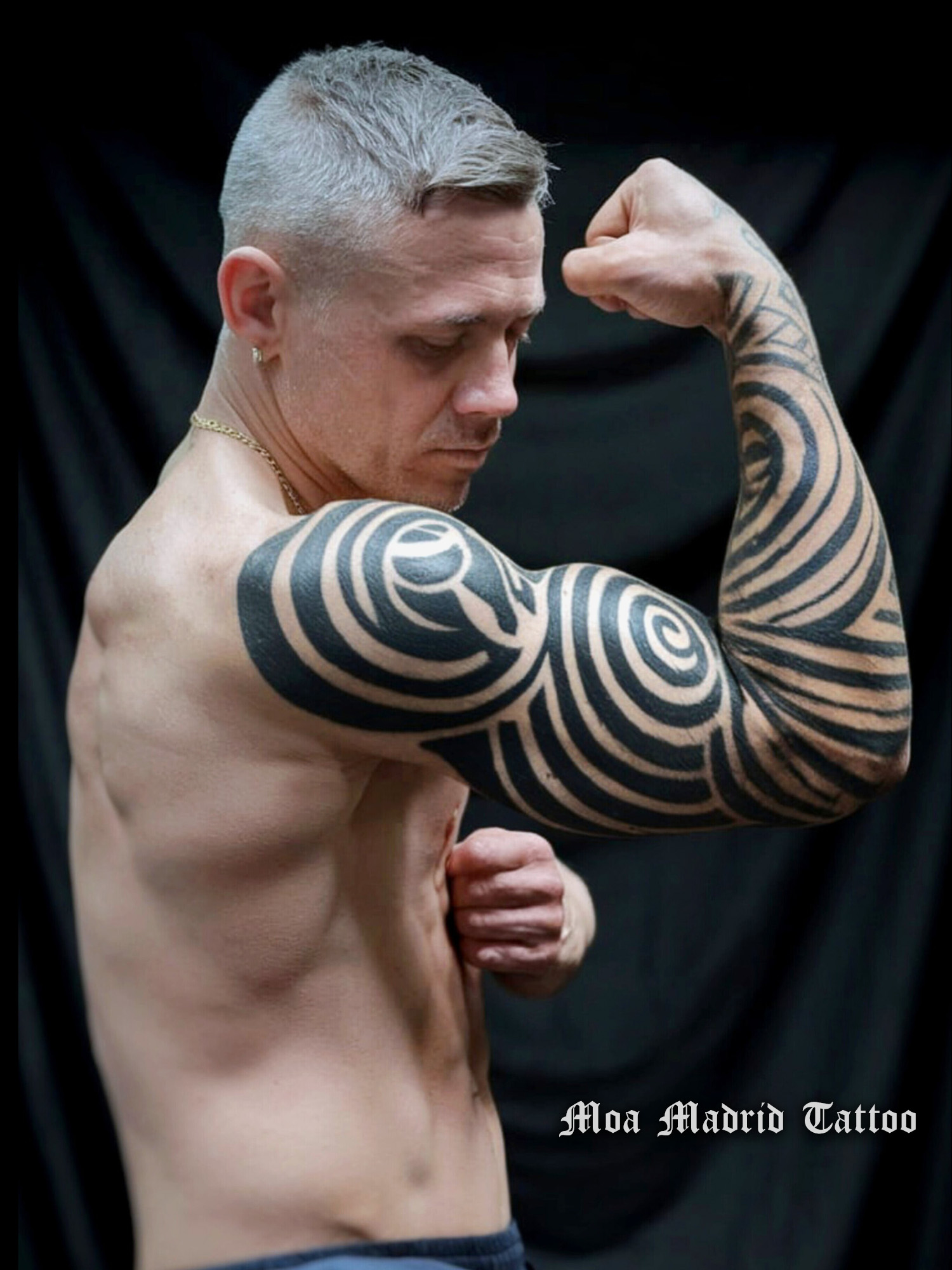 Tatuaje IA siguiendo formas de hombro y brazo